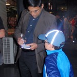 Anand firma autografo a Eric bilbao chess masters 2012