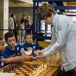 Carlsen firma fans chess masters bilbao 2012